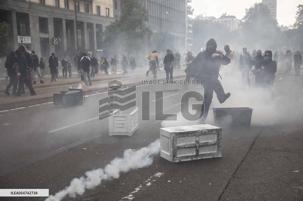 Police Clashes With Protesters At Gaza March Near Central Station - Milan