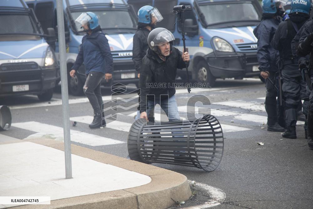 Police Clashes With Protesters At Gaza March Near Central Station - Milan
