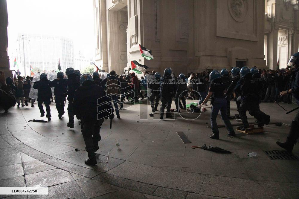 Police Clashes With Protesters At Gaza March Near Central Station - Milan