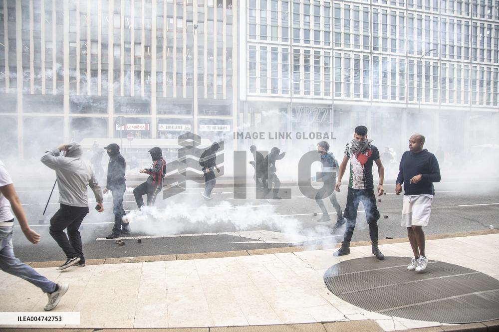 Police Clashes With Protesters At Gaza March Near Central Station - Milan