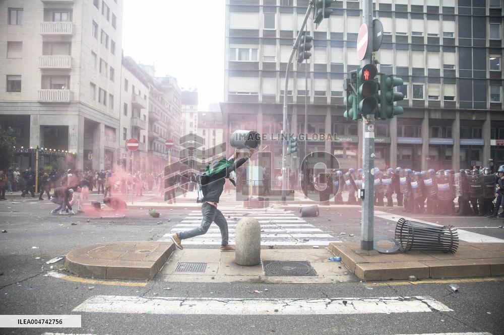 Police Clashes With Protesters At Gaza March Near Central Station - Milan