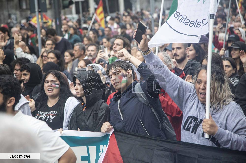 Police Clashes With Protesters At Gaza March Near Central Station - Milan