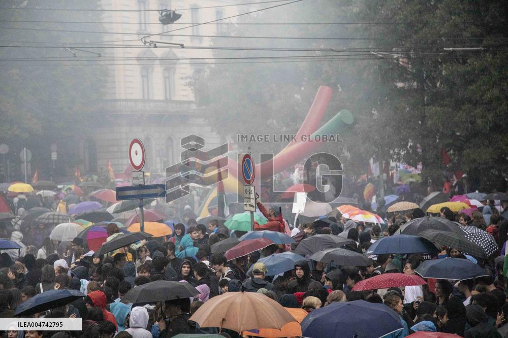 Police Clashes With Protesters At Gaza March Near Central Station - Milan