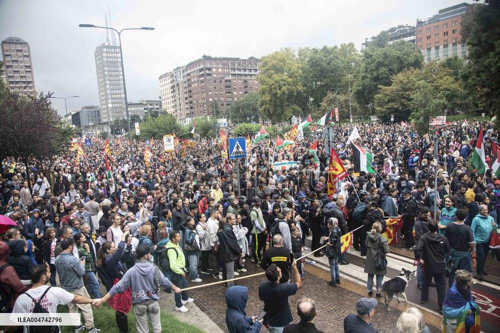 Police Clashes With Protesters At Gaza March Near Central Station - Milan