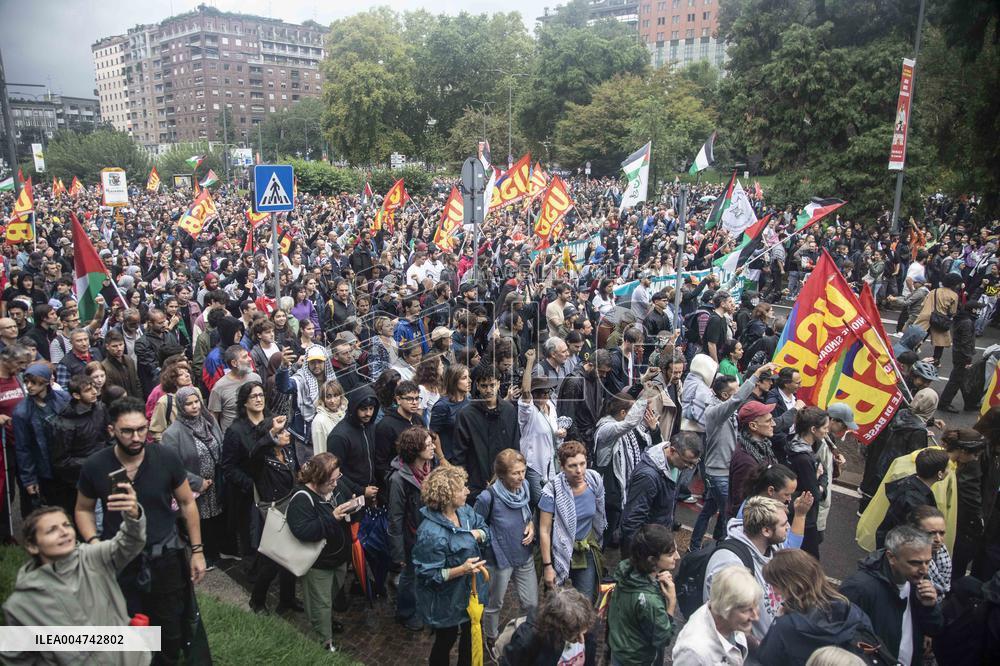 Police Clashes With Protesters At Gaza March Near Central Station - Milan