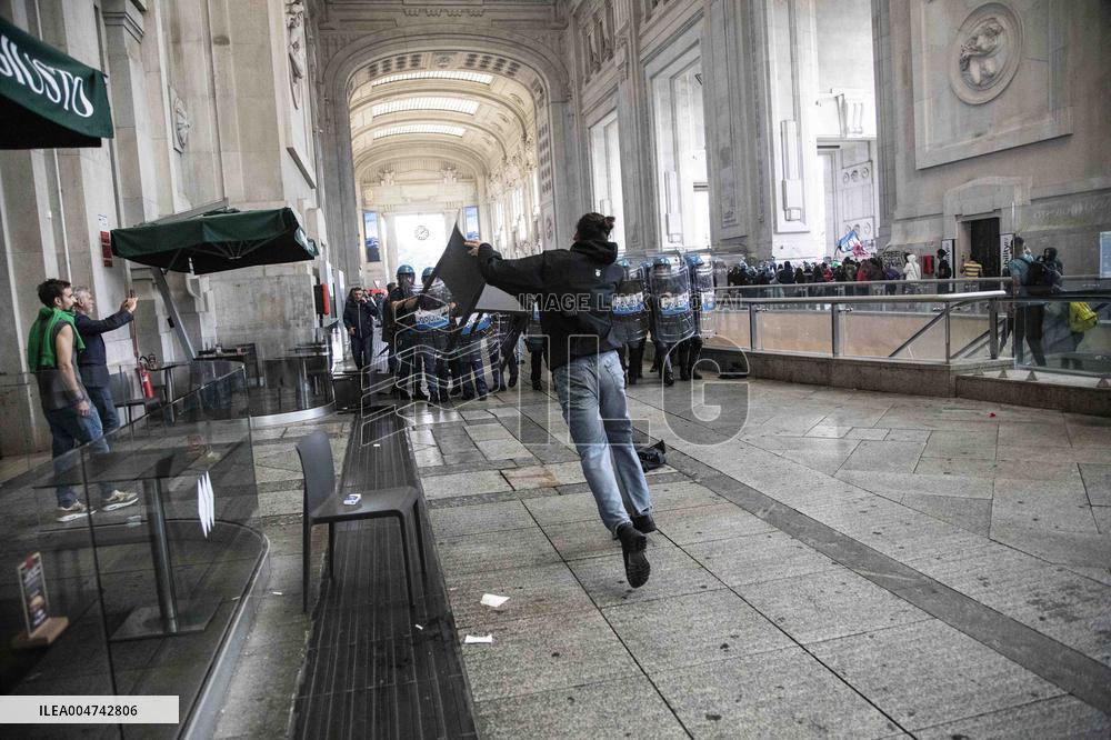 Police Clashes With Protesters At Gaza March Near Central Station - Milan