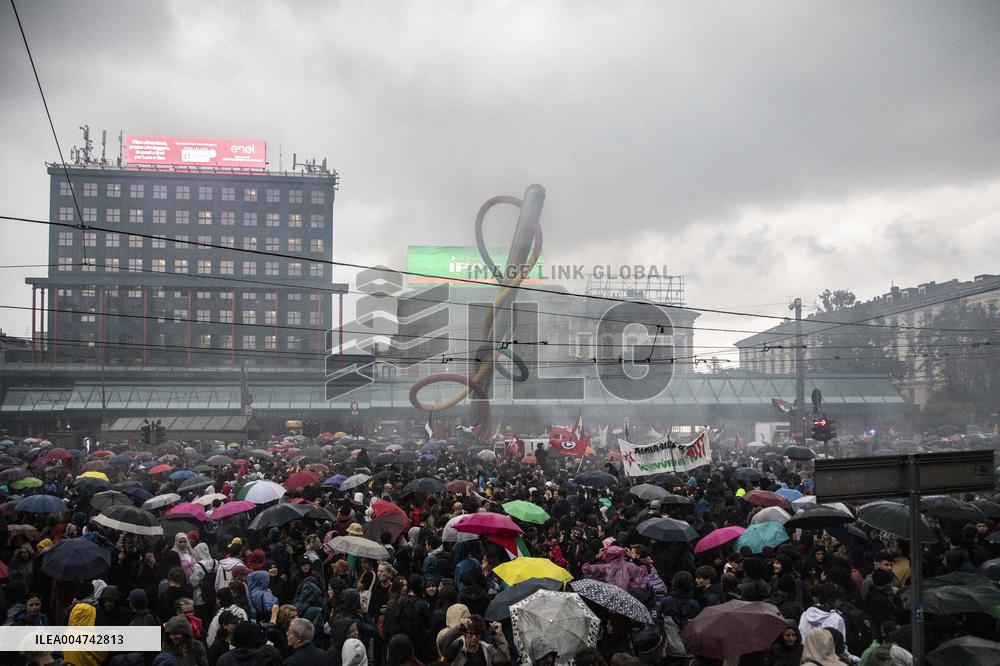 Police Clashes With Protesters At Gaza March Near Central Station - Milan