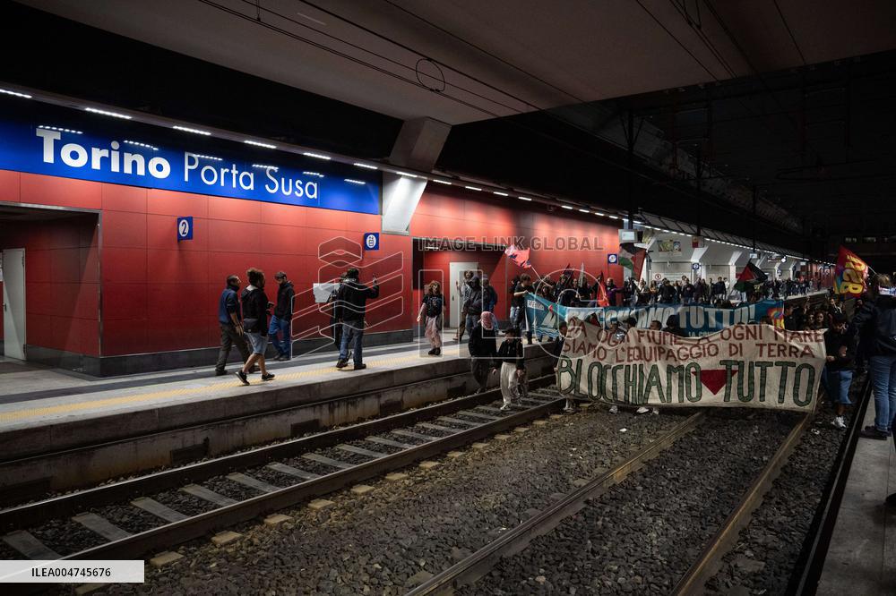 Demonstation in Porta Susa Railway Station - Turin