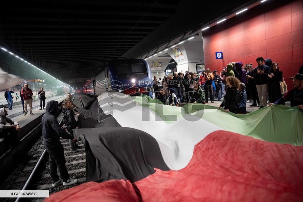 Demonstation in Porta Susa Railway Station - Turin