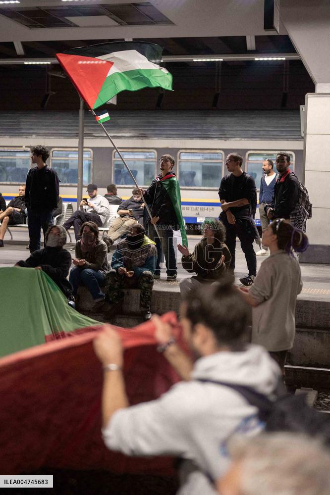 Demonstation in Porta Susa Railway Station - Turin