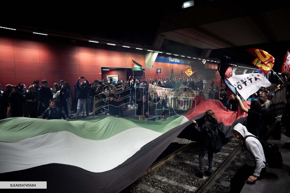 Demonstation in Porta Susa Railway Station - Turin