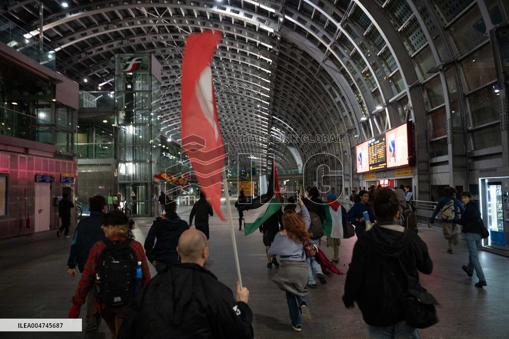 Demonstation in Porta Susa Railway Station - Turin