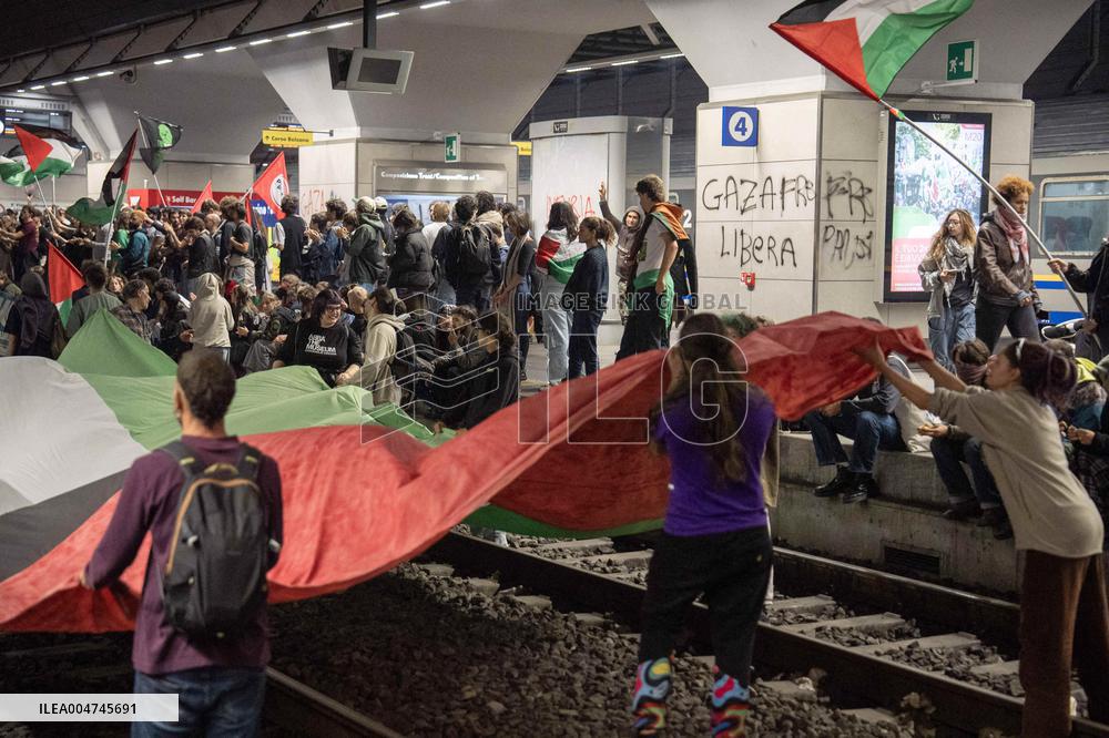 Demonstation in Porta Susa Railway Station - Turin