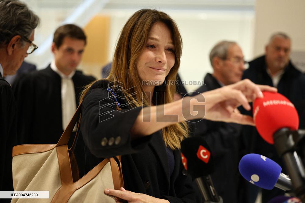 Carla Bruni Grabs The Windscreen Of A Mediapart Microphone - Paris