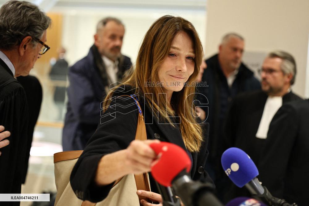 Carla Bruni Grabs The Windscreen Of A Mediapart Microphone - Paris