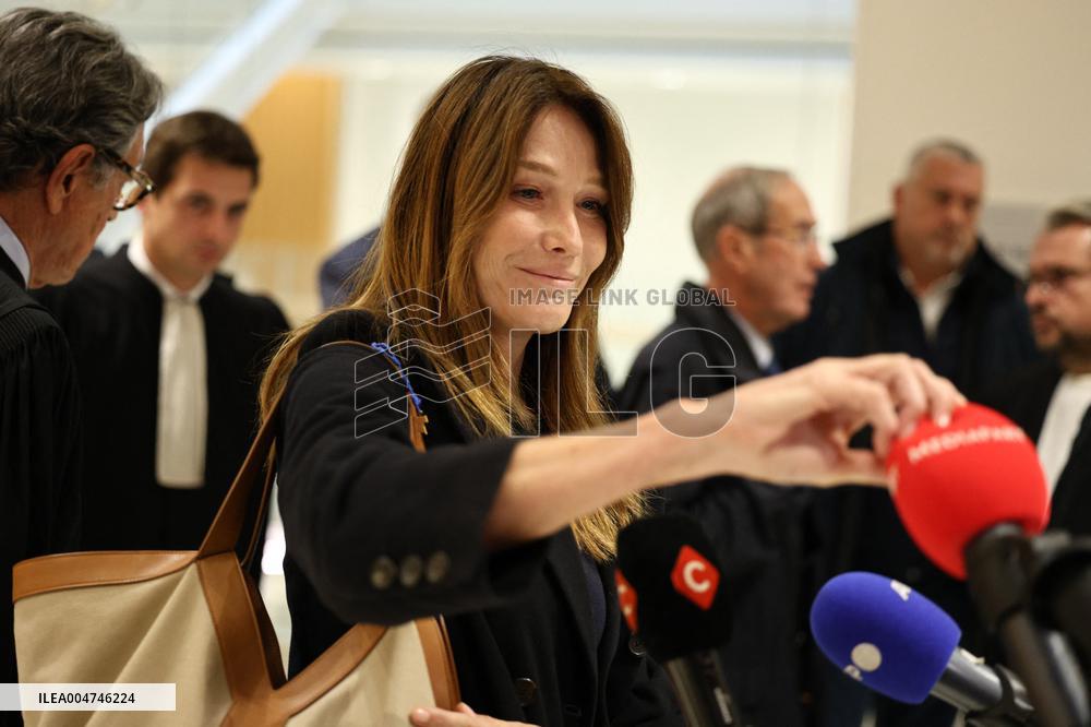 Carla Bruni Grabs The Windscreen Of A Mediapart Microphone - Paris