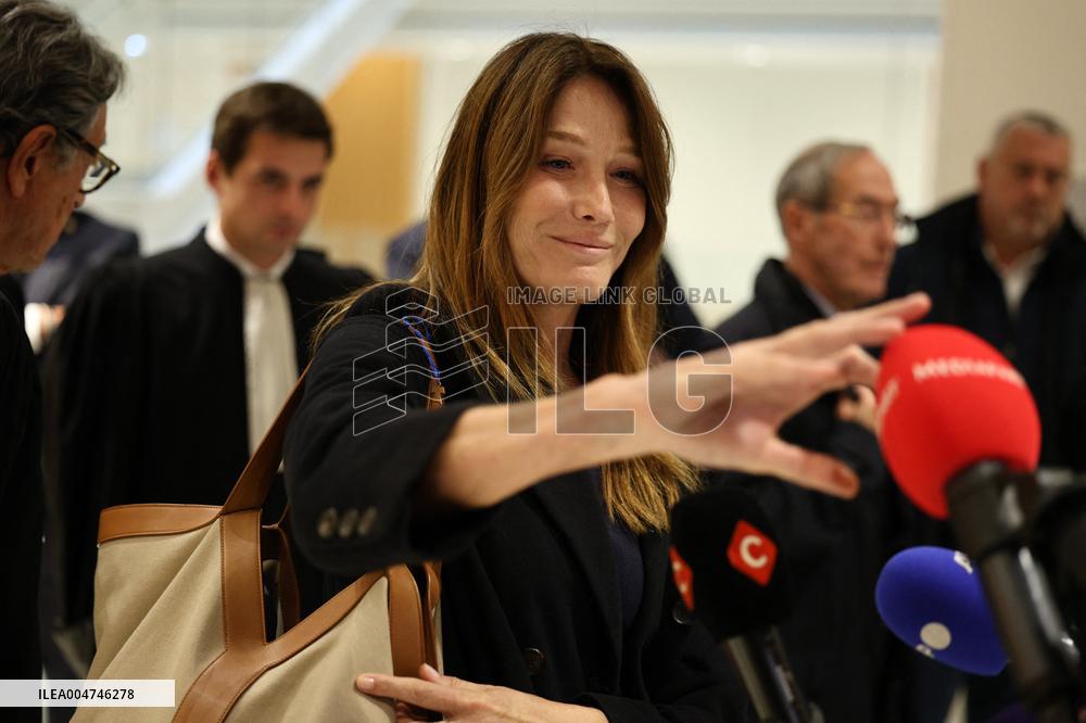 Carla Bruni Grabs The Windscreen Of A Mediapart Microphone - Paris