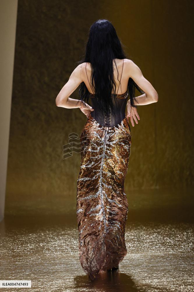 MFW Amelia Gray Hamlin walks the runway at the Roberto Cavalli MP