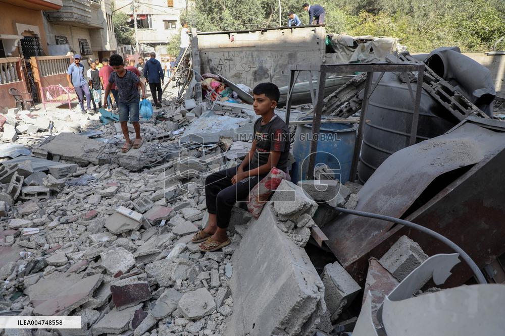 Palestinians Flee Gaza Towards Coast - Palestine