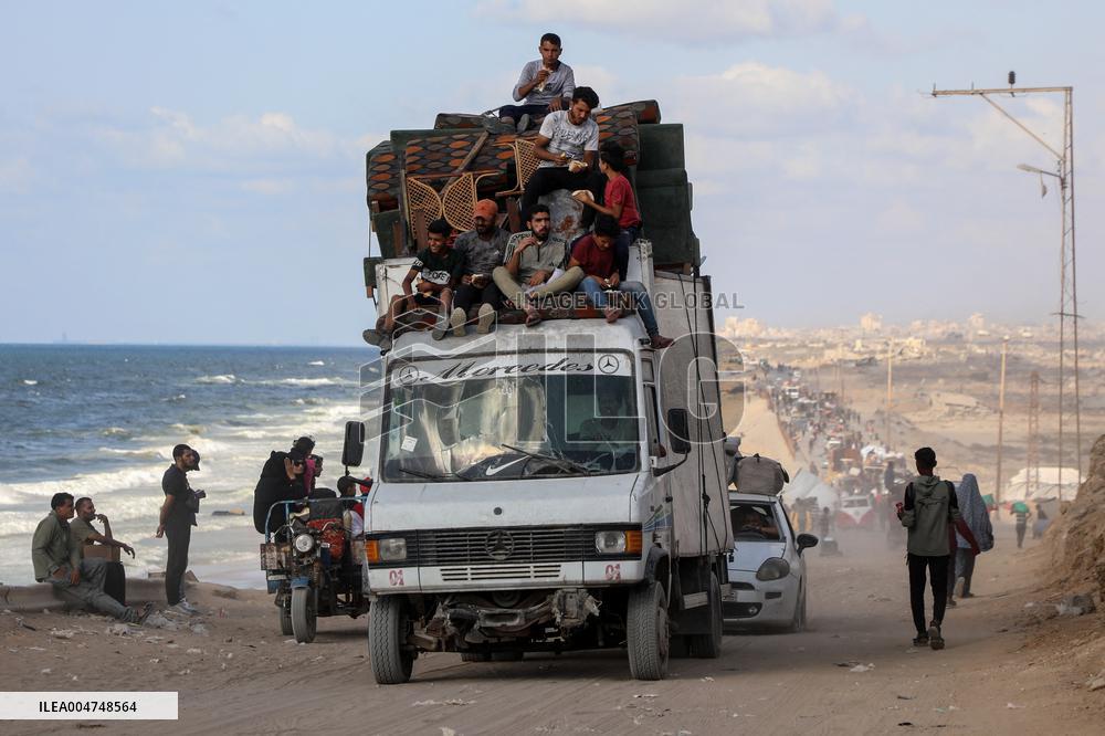 Palestinians Flee Gaza Towards Coast - Palestine