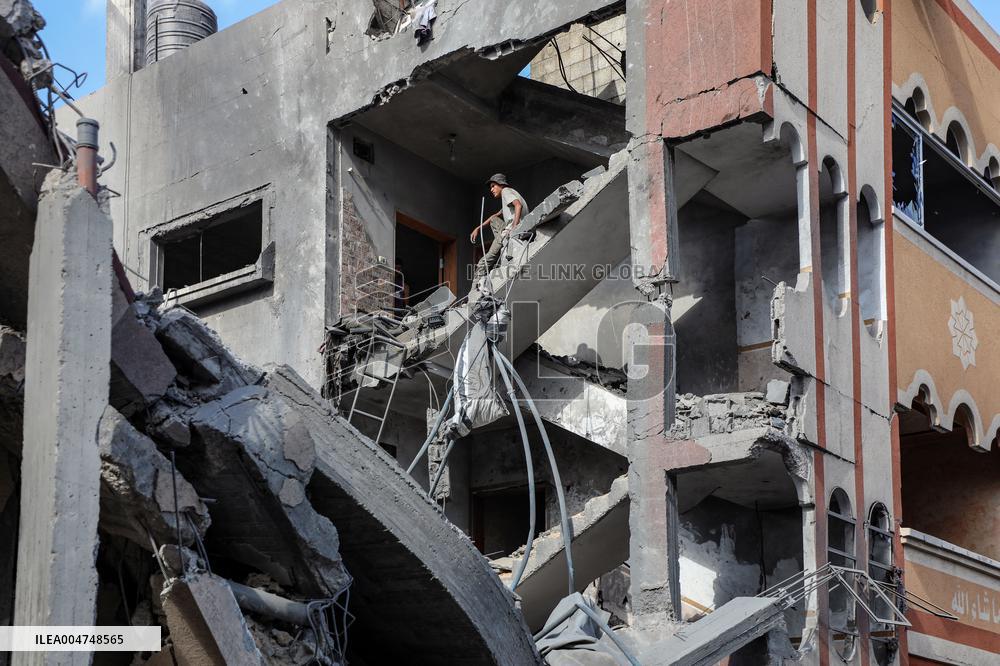 Palestinians Flee Gaza Towards Coast - Palestine