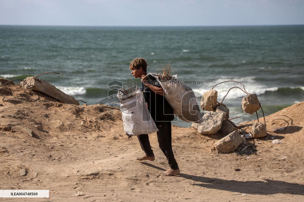 Palestinians Flee Gaza Towards Coast - Palestine