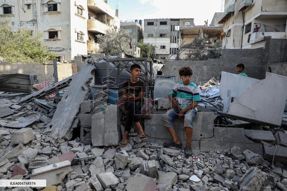 Palestinians Flee Gaza Towards Coast - Palestine