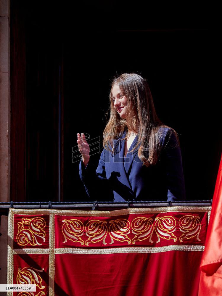 Royals Visit The Community Of Navarre