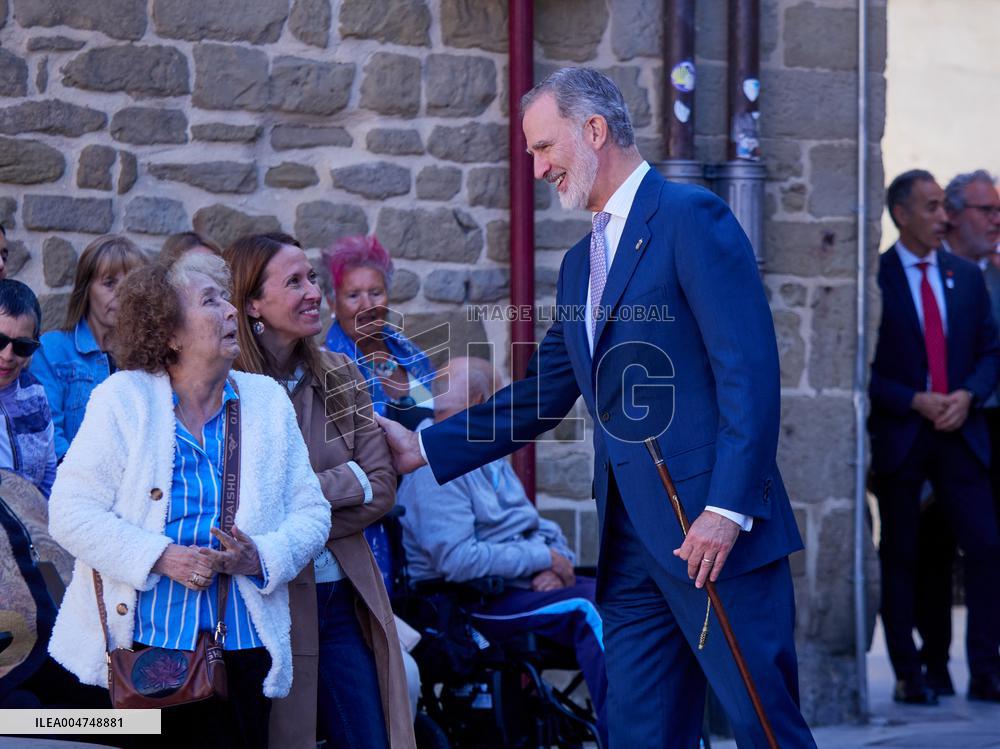 Royals Visit The Community Of Navarre