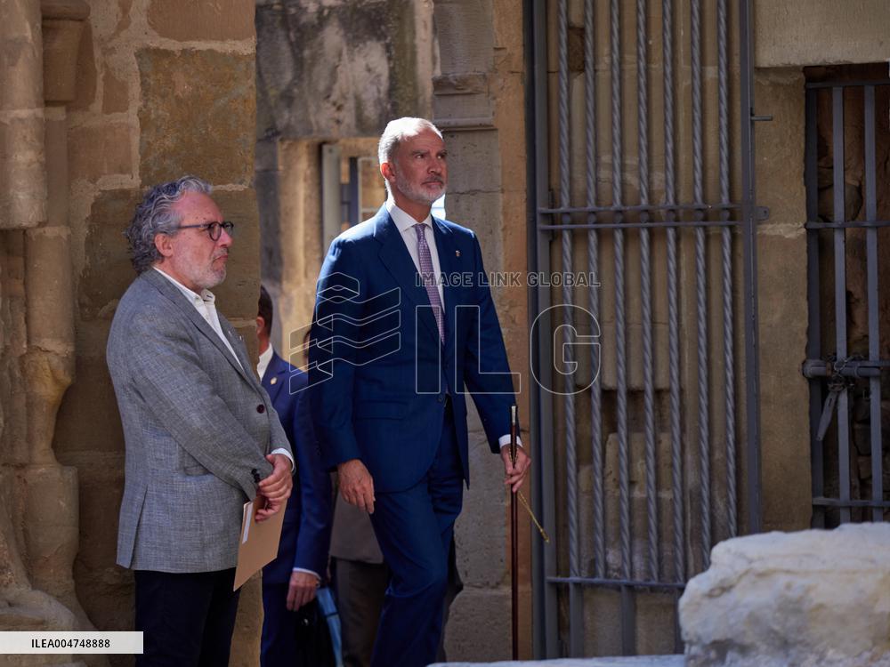 Royals Visit The Community Of Navarre