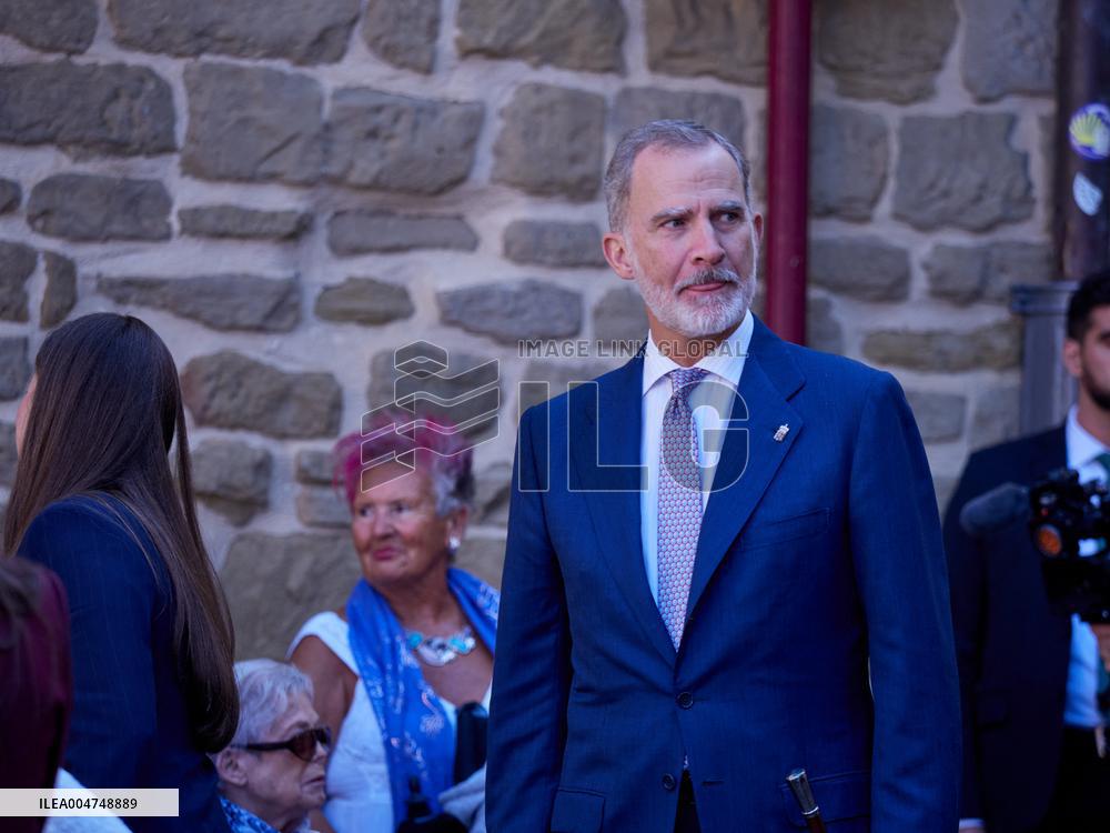 Royals Visit The Community Of Navarre