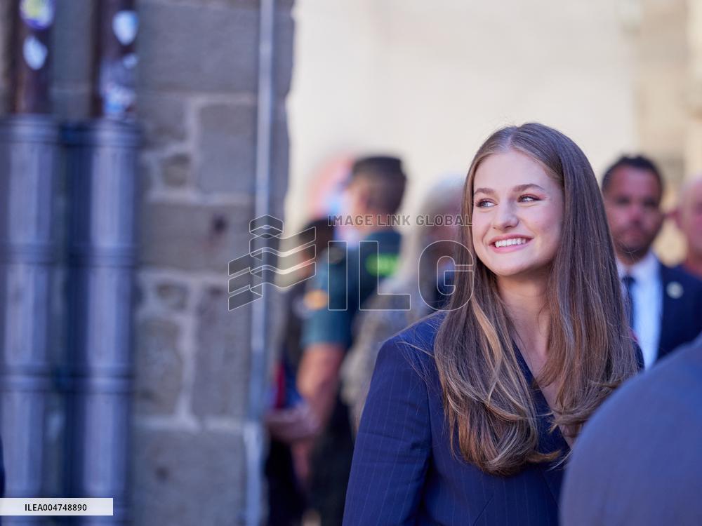 Royals Visit The Community Of Navarre