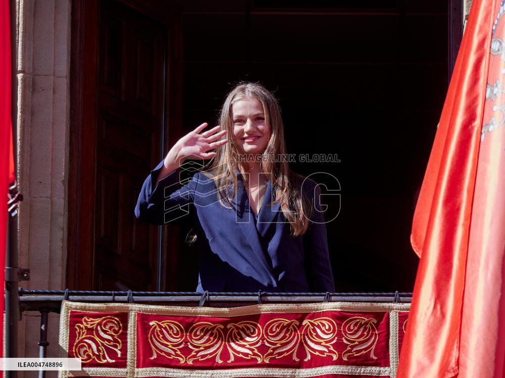 Royals Visit The Community Of Navarre