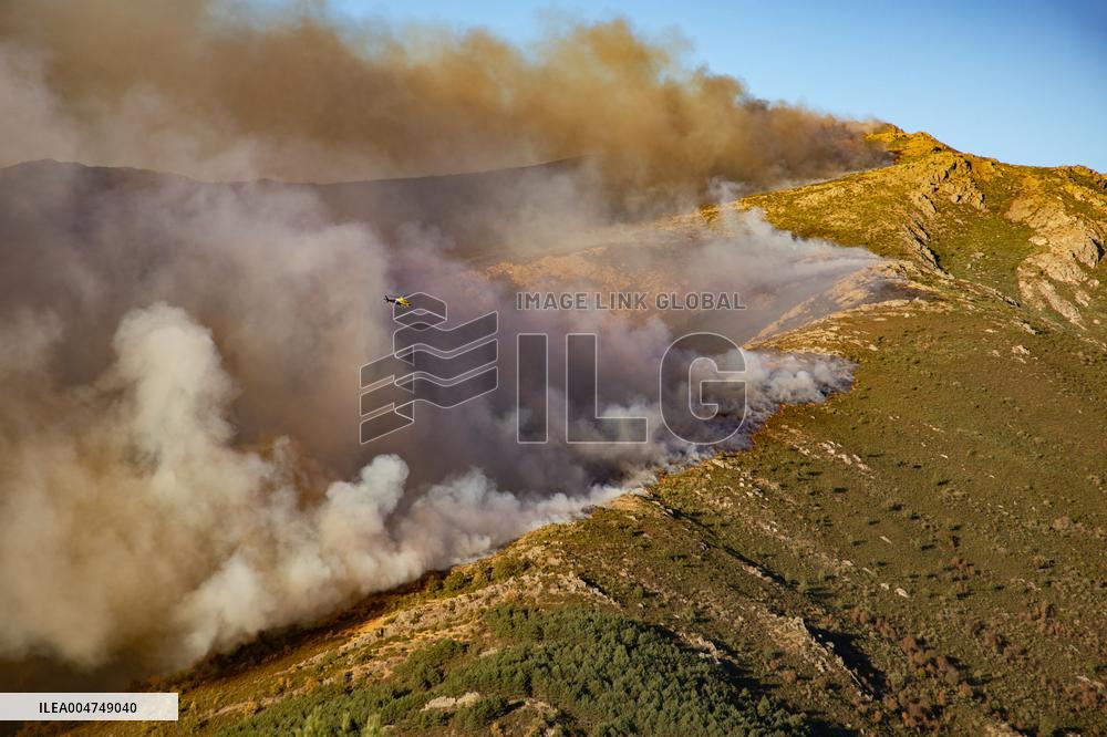 Fire in the Pico del Lobo area - Spain