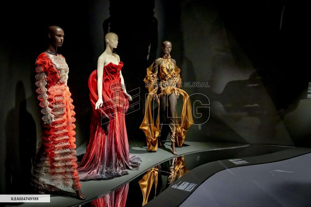 Kunsthal Presents Living Look By Iris van Herpen - Rotterdam