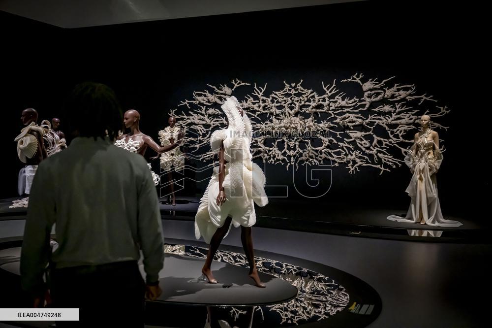 Kunsthal Presents Living Look By Iris van Herpen - Rotterdam