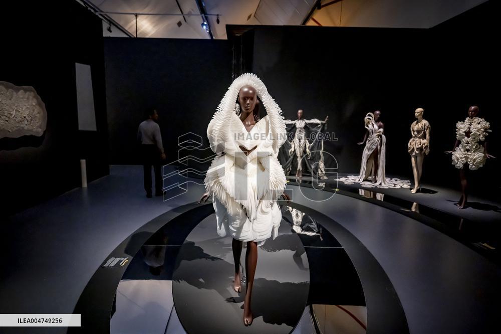 Kunsthal Presents Living Look By Iris van Herpen - Rotterdam