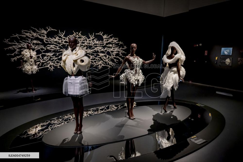 Kunsthal Presents Living Look By Iris van Herpen - Rotterdam