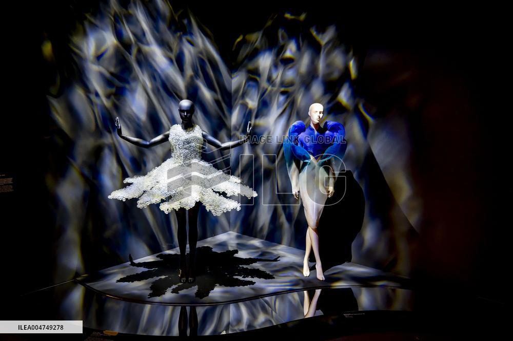 Kunsthal Presents Living Look By Iris van Herpen - Rotterdam