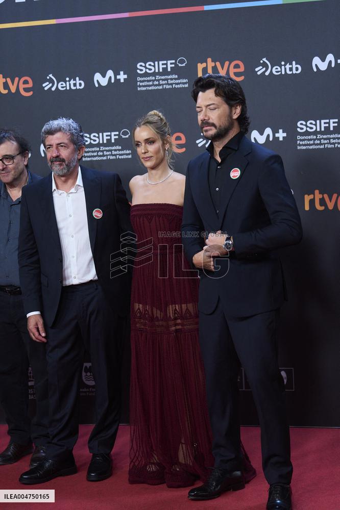 73rd San Sebastian International Film Festival - 'Anatonia de un instante' Red Carpet