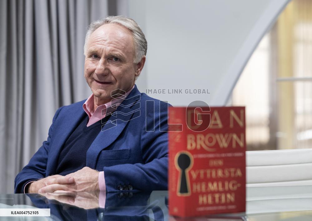 DAN BROWN