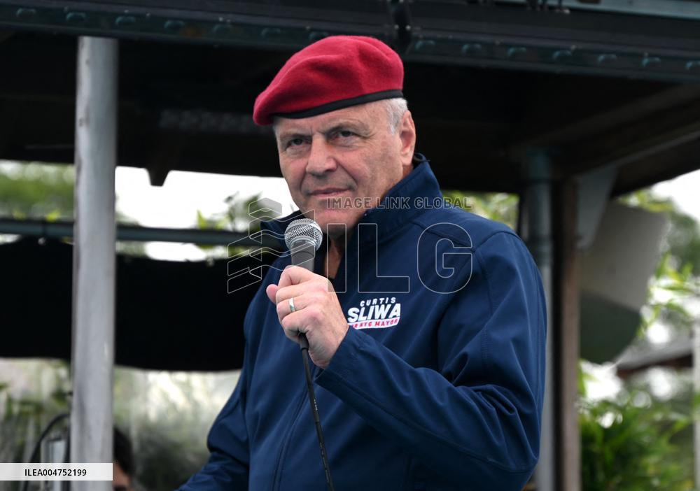 Curtis Sliwa Campaigns on Staten Island