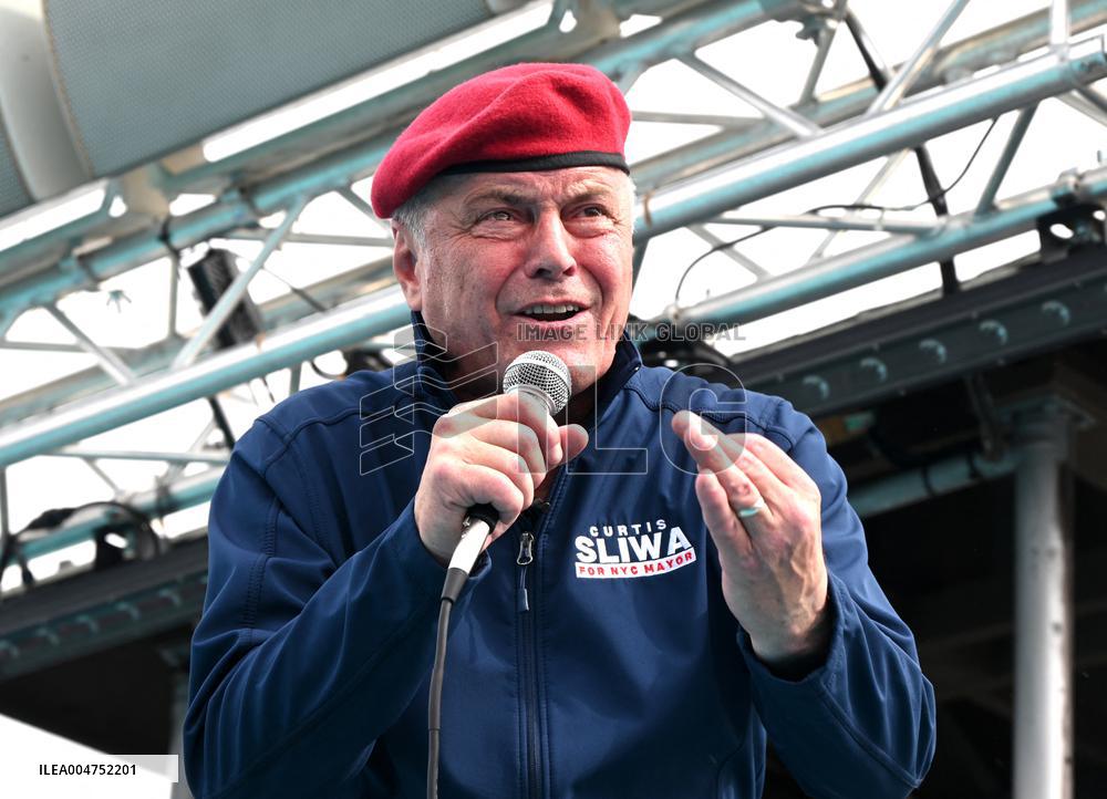 Curtis Sliwa Campaigns on Staten Island