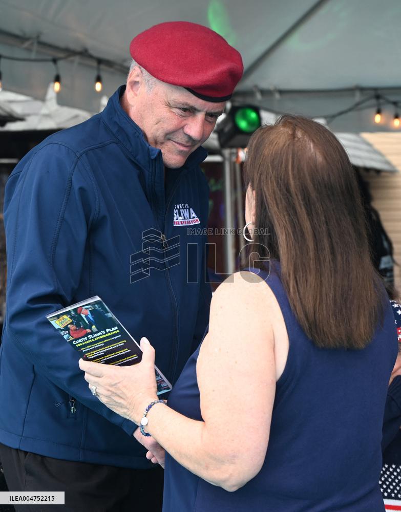 Curtis Sliwa Campaigns on Staten Island