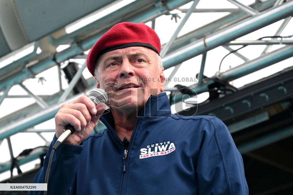 Curtis Sliwa Campaigns on Staten Island
