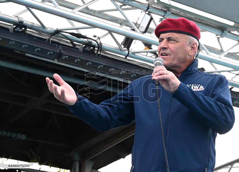Curtis Sliwa Campaigns on Staten Island