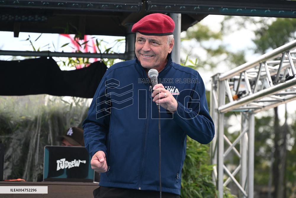 Curtis Sliwa Campaigns on Staten Island