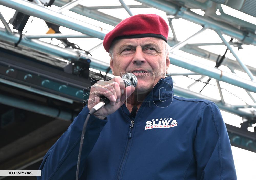 Curtis Sliwa Campaigns on Staten Island