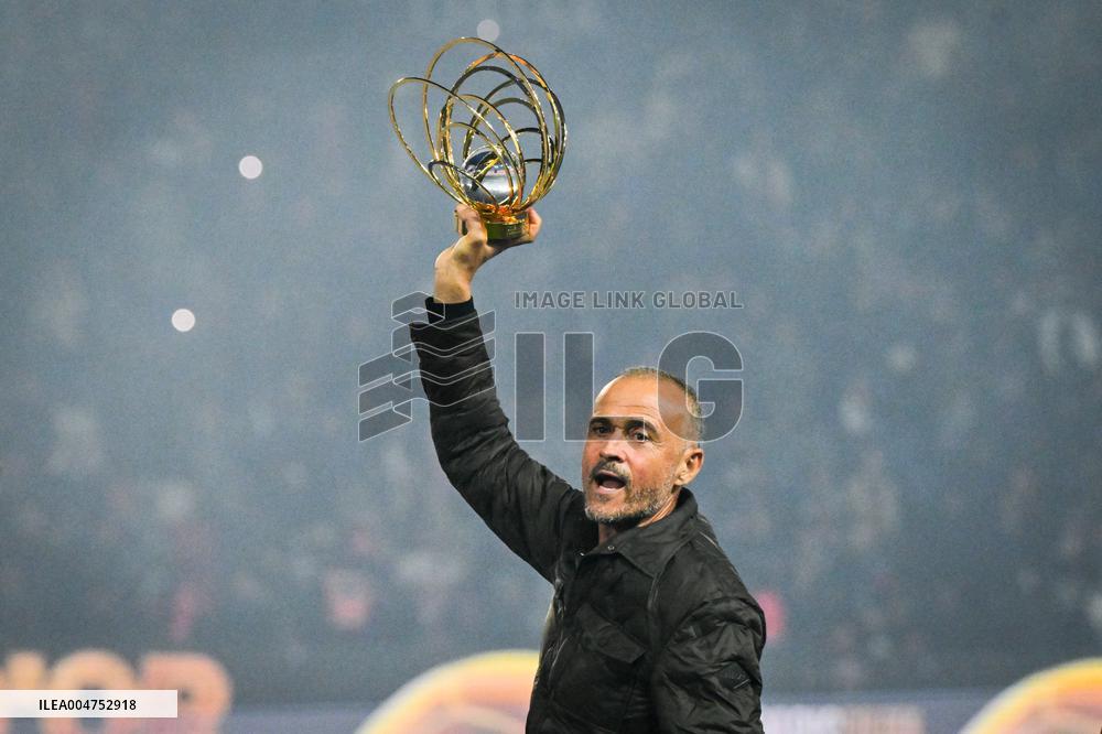 Ousmane Dembele celebrates his Ballon dOr at Parc des Princes - FA