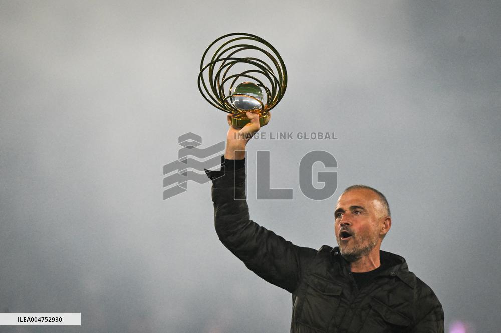 Ousmane Dembele celebrates his Ballon dOr at Parc des Princes - FA